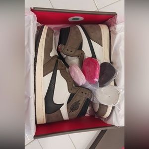 TRAVIS SCOTT AIR JORDAN 1 MOCA